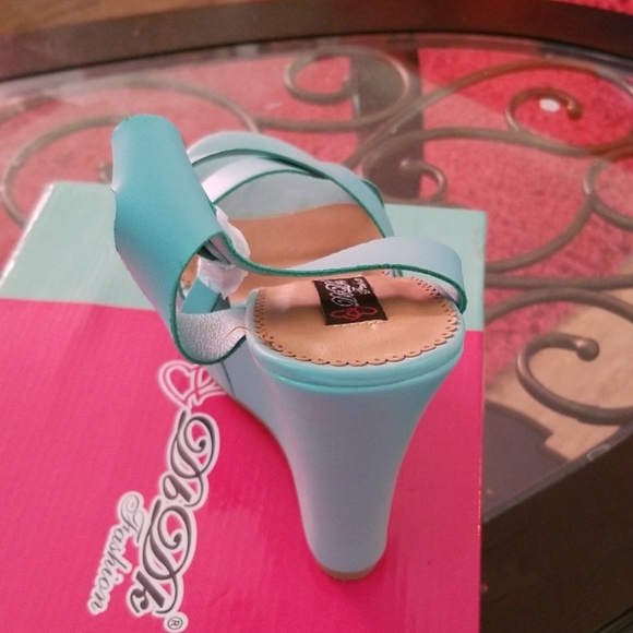 Shoe - Picture 3 of 4